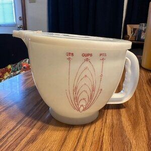 Tupperware 8 cup measure with Lid